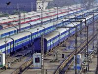 ट्रेनमधील चेन कधी ओढू शकता? जेणेकरून तुम्हाला दंड होणार नाही! - Marathi News | railway rules train chain pulling when you can pull the train chain no penalty will be imposed in emergency | Latest jarahatke Photos at Lokmat.com