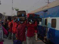 तुमच्या बॅगेत ४० किलोहून अधिक सामान आहे?; ट्रेनमधून प्रवास करण्यापूर्वी जाणून घ्या, नवा नियम - Marathi News | Do you have more than 40 kg of luggage in your bag?; Know the new rule before traveling by train | Latest national News at Lokmat.com तुमच्या बॅगेत ४० किलोहून अधिक सामान आहे?; ट्रेनमधून प्रवास करण्यापूर्वी जाणून घ्या, नवा नियम - Marathi News | Do you have more than 40 kg of luggage in your bag?; Know the new rule before traveling by train | Latest national News at Lokmat.com