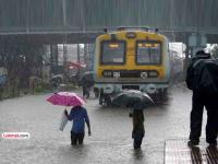 पावसाची दहशत! ८००हून जास्त लोकल रद्द; २५०+ विमानांना फटका, भुयारी मेट्रो स्थानकांवर पाणीगळती - Marathi News | Rain terror! More than 800 local trains cancelled; 250+ flights affected, water leakage at underground metro stations | Latest mumbai News at Lokmat.com पावसाची दहशत! ८००हून जास्त लोकल रद्द; २५०+ विमानांना फटका, भुयारी मेट्रो स्थानकांवर पाणीगळती - Marathi News | Rain terror! More than 800 local trains cancelled; 250+ flights affected, water leakage at underground metro stations | Latest mumbai News at Lokmat.com