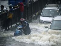 मुंबईची तुंबई! मुसळधार पावसामुळे शहर जलमय - Marathi News | water logging in mumbais various parts due to heavy rains | Latest mumbai Photos at Lokmat.com