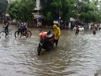 आज काही तासांतच झाली होती मुंबईची 'तुंबई'; तर बच्चे कंपनीने लुटला पावसाचा आनंद - Marathi News | Heavy rain fell in Mumbai today. As a result, many places were flooded | Latest mumbai Photos at Lokmat.com