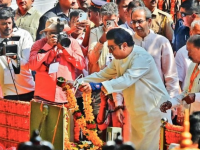 Mumbai: बाळासाहेबांच्या स्मृतिदिनी शिवसैनिकांचा सागर; ठाकरे बंधूंनी वाहिली आदरांजली! - Marathi News | Shiv Sena Chief Balasaheb Thackeray Remembered; Uddhav Thackeray and Raj Thackeray Honour Balasaheb on 13th Death Anniversary. | Latest mumbai News at Lokmat.com Mumbai: बाळासाहेबांच्या स्मृतिदिनी शिवसैनिकांचा सागर; ठाकरे बंधूंनी वाहिली आदरांजली! - Marathi News | Shiv Sena Chief Balasaheb Thackeray Remembered; Uddhav Thackeray and Raj Thackeray Honour Balasaheb on 13th Death Anniversary. | Latest mumbai News at Lokmat.com