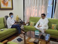 २० वर्षांनी राज ठाकरे घरी गेले, सक्रीय होताच संजय राऊतांना भेटले; अर्धा तास चर्चा, काय घडले? - Marathi News | mns chief raj thackeray meet sanjay raut at his house after 20 years know what discussion done in meeting | Latest mumbai News at Lokmat.com