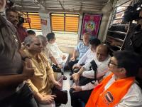 Satyacha Morcha: राज ठाकरे लोकल ट्रेनमधून पोहोचले, तिकीटावर ऑटोग्राफ दिला; 'सत्याचा मोर्चा'ला अद्याप पोलिसांची परवानगी नाही - Marathi News | Satyacha morcha Mumbai update: Raj Thackeray arrives by local train; 'Truth March' still not allowed by police | Latest maharashtra News at Lokmat.com Satyacha Morcha: राज ठाकरे लोकल ट्रेनमधून पोहोचले, तिकीटावर ऑटोग्राफ दिला; 'सत्याचा मोर्चा'ला अद्याप पोलिसांची परवानगी नाही - Marathi News | Satyacha morcha Mumbai update: Raj Thackeray arrives by local train; 'Truth March' still not allowed by police | Latest maharashtra News at Lokmat.com