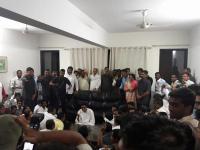 नाशिक दौ-यात राज ठाकरेंनी जमिनीवर बसून साधला कार्यकर्त्यांशी संवाद - Marathi News | In Nashik, Raj Thackeray talked to the activists who sat on the ground | Latest nashik Photos at Lokmat.com