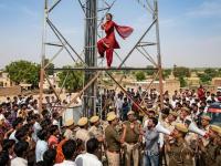 तरुणीचा 'शोले' स्टाईल ड्रामा! असं काय घडलं की मोबाईल टॉवरवर चढून तरुणीने घरच्यांना दिली धमकी? - Marathi News | A young woman's 'Sholay' style drama! What happened when a young woman climbed a mobile tower and threatened her family? | Latest national News at Lokmat.com
