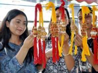Raksha Bandhan 2022: भावाच्या सर्वांगीण प्रगतीसाठी बांधा, त्याच्या राशीला अनुकूल रंगाच्या राखीचा धागा! - Marathi News | Raksha Bandhan 2022: For the all-round progress of brother, tie a rakhi thread of color suitable for his zodiac sign! | Latest bhakti Photos at Lokmat.com