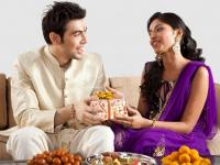 Raksha Bandhan 2019 : बहिणीला गिफ्ट देण्यासाठी काही खास गिफ्ट ऑप्शन्स - Marathi News | Raksha Bandhan 2019 Special gift ideas for raksha bandhan or fashionable gift items to gift on rakhi for your sister | Latest relationship Photos at Lokmat.com