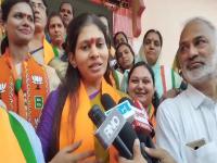 खडसे-महाजन वादात माझा सँडविच होतोय; केंद्रीय राज्यमंत्री रक्षा खडसेंचे मोठे विधान - Marathi News | I am being sandwiched in the Khadse-Mahajan dispute; Union Minister of State Raksha Khadse's big statement | Latest jalgaon News at Lokmat.com