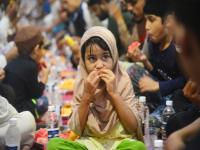 Photos: पुण्यात बाजारपेठ सजली; एकतेचा, समतेचा संदेश देणाऱ्या रमजान महिन्यात ओसंडून वाहणाऱ्या आनंदाची ही झलक... - Marathi News | Pune market decorated This is a glimpse of the joy that flows in the month of Ramadan which conveys the message of unity and equality | Latest pune Photos at Lokmat.com