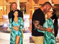 WWE सुपरस्टारनं हद्दच केली; Romantic पोस्टसाठी पत्नीसोबत काढला विवस्त्र सेल्फी! - Marathi News | WWE legend Randy Orton shares topless selfie of wife Kim as part of romantic Instagram post | Latest wwe Photos at Lokmat.com