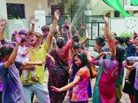 उपराजधानीत रंगोत्सवाचा ‘लई भारी’ उत्साह : तरुणाई, आबालवृद्ध रंगले रंगात - Marathi News | In Subcapital Rangotsav 'Lai Heavy' enthusiasm: youthful, oldage and childish colors | Latest nagpur Photos at Lokmat.com