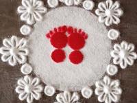 गणपती बाप्पाच्या स्वागताला काढा मस्त नक्षीदार पाऊलं, पाहा रांगोळीच्या पाऊलांच्या सुंदर सोप्या आयडिया - Marathi News | Rangoli ideas for Ganpati Celebration , easy but beautiful rangoli anyone can try | Latest sakhi Photos at Lokmat.com