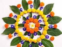 Ganpati Festival Flower Rangoli: ५ मिनिटांत काढा फुलांच्या रांगोळ्या- बाप्पाच्या स्वागतासाठी सजेल पानाफुलांची नक्षी - Marathi News | rangoli using leaf, rangoli using flower and leaf, beautiful flower design rangoli | Latest sakhi Photos at Lokmat.com