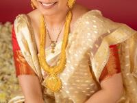 Navratri Fashion : दुर्गापूजेनिमित्त बंगाली पद्धतीची साडी नेसताय? ५ टिप्स- दिसाल सुंदर आकर्षक बंगालन - Marathi News | Navratri Fashion Tips How to wear Bengali saree step by step for Durga Puja Durga Puja fashion tips for women in saree jewelry and makeup | Latest sakhi Photos at Lokmat.com