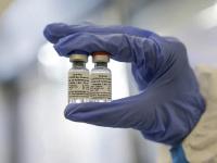 रशिया कोरोनावरील लस भारताला नोव्हेंबरपर्यंत देण्याची शक्यता, सेफ्टी डेटाही जारी करणार - Marathi News | russia coronavirus vaccine will be available to other countries by november | Latest international Photos at Lokmat.com