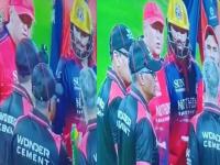 बंगळुरू-चेन्नई लढतीत पाण्याच्या बाटलीवरून वाद, RCBचा कर्णधार पंचावर भडकला, नेमकं घडलं काय? - Marathi News | IPL 2026, RCB Vs CSK: Argument over water bottle in Bengaluru-Chennai match, RCB captain gets angry at umpire, what really happened? | Latest cricket News at Lokmat.com