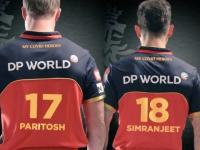 RCB vs SRH Latest News : मैदानावर उतरण्यापूर्वीच RCBनं चाहत्यांना जिंकले; क्रीडाविश्वातूनही होतंय कौतुक - Marathi News | RCB vs SRH Latest News : RCB has decided to sport ‘My Covid Heroes’ jersey throughout the IPL 2020 | Latest cricket Photos at Lokmat.com