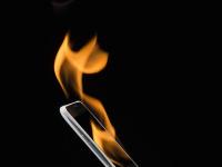 मोबाइलचा स्फोट होण्यामागे ही आहेत कारण - Marathi News | mobile explosion reason | Latest tech Photos at Lokmat.com