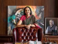 टाटा समुहाचा 'दिग्गज' शेअर बनला रॉकेट; रेखा झुनझुनवालांच्या संपत्तीत एका दिवसात १३०० कोटींची वाढ! खास गिफ्ट देण्याच्या तयारीत कंपनी - Marathi News | Tata Group Titan stock rockets Rekha Jhunjhunwala wealth increases by Rs 1300 crore in a day Company preparing to give a special gift | Latest business Photos at Lokmat.com
