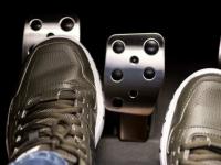 कारच्या क्लच प्लेटचे आयुष्य कसे वाढवाल? या सवयी टाळा - Marathi News | How to increase the life of the clutch plate of the car? Avoid these habits | Latest auto Photos at Lokmat.com