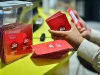 Reliance Jio च्या 'या' प्लॅनसोबत मिळतोय २०० जीबी डेटा, अनलिमिटेड कॉलिंग आणि ३ सिम; लवकर घ्या फायदा - Marathi News | mukesh ambanis reliance jio is giving 200 gb data unlimited calls and 3 sim extra airtel vodafone idea competition | Latest business Photos at Lokmat.com