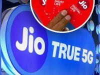 Reliance Jio Tariff Hike: जिओनं वाढवलं युझर्सचं टेन्शन! जुलैपासून २५ टक्के वाढणार मोबाईल रिचार्ज; चेक करा डिटेल्स - Marathi News | Reliance Jio Tariff Hike increased the tension of users plans to increase by 25 percent from July 3 Check details | Latest business Photos at Lokmat.com