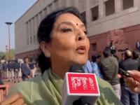 पत्रकाराने प्रश्न विचारला,रेणुका चौधरी यांनी भौ-भौ करत दिले उत्तर; व्हिडीओ व्हायरल - Marathi News | Journalist asked a question, Renuka Chaudhary answered with a frown; Video goes viral | Latest national News at Lokmat.com