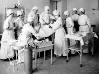 Coronavirus : आपला जीव वाचवणाऱ्या मास्कचा वापर कधी सुरू झाला होता? जाणून घ्या इतिहास... - Marathi News | Coronavirus : What is surgical mask history and How mask is safe for our health api | Latest jarahatke Photos at Lokmat.com