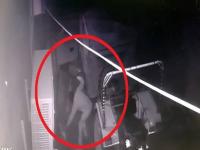 वाह रे चोर! आधी कूलर चोरी केला अन् सकाळी पुन्हा आणून ठेवला, घटना CCTV मध्ये कैद... - Marathi News | Thieves stole cooler next day they returned back cctv photos goes viral | Latest jarahatke Photos at Lokmat.com