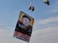 नॉर्थ कोरियात उडणारे हजारो फुगे बघून किम जोंग परिवाराचे धाबे का दणाणले? बहिणीने दिली थेट धमकी.... - Marathi News | South Korea succumbs to Kim Jong-un's sister Kim Yo Jong's threats over 'balloon protests' | Latest international Photos at Lokmat.com