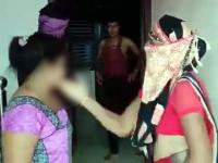 बाबो! दरवाजा उघडताच पतीसोबत दिसली त्याची प्रेयसी; पत्नीने दोघांनाही धू-धू धुतले, व्हिडीओ व्हायरल... - Marathi News | Wife caught husband red handed with girlfriend in baran Rajasthan | Latest jarahatke Photos at Lokmat.com