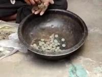 खोदकाम करताना मजूराला सापडला खजिना, मडक्यात जे दिसलं ते पाहून लोक झाले अवाक्... - Marathi News | Rare copper coins during excavation in sawai madhopur Rajasthan | Latest jarahatke Photos at Lokmat.com