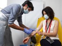 Coronavirus Vaccine : 'असं' डबल प्रोटेक्शन देत आहे ऑक्सफोर्डची कोरोना व्हायरस वॅक्सीन, वाचा कसं... - Marathi News | Oxford coronavirus vaccine provides double protection found in human trial | Latest health Photos at Lokmat.com