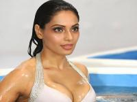 बिपाशाने सांगितला इंडस्ट्रीचा खरा चेहरा, जेव्हा एका मोठ्या प्रोड्युसरने केला होता विचित्र मेसेज! - Marathi News | Bipasha Basu recalls harassment top producer sending him expletive laden message by mistake | Latest filmy Photos at Lokmat.com