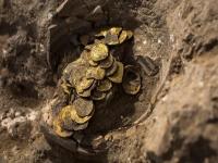 खोदकाम करताना सापडलीत ११०० वर्षे जुनी सोन्याची दुर्मीळ नाणी, बघा फोटो... - Marathi News | Islamic coins found in Israel from 1100 years ago | Latest jarahatke Photos at Lokmat.com