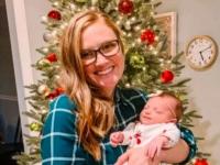 29 साल की मां ने 27 साल की बेटी को दिया जन्म, जानें कैसे अपनी मां से मात्र डेढ़ साल छोटी है बेटी - | 29 year old mother gave birth to 27 year old daughter through embryo donation | Latest weird Photos at Lokmatnews.in