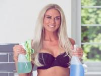 फूल मेअकप करून घरकाम करतात इथे मेड, एका खास सर्व्हिससाठी कंपनीसमोर लागलीय लोकांची लाइन... - Marathi News | The naked cleaning company offers maid without clothes gets bumper demand | Latest jarahatke Photos at Lokmat.com