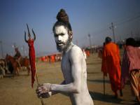 बम बम भोले! नागा साधुंची रहस्यमय दुनिया, साधू कसे बनतात नागा साधू वाचून व्हाल थक्क.... - Marathi News | Kumbh 2021 : Process of becoming Naga sadhu and their life | Latest jarahatke Photos at Lokmat.com