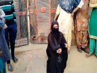 कर्माचं फळ! बॉयफ्रेन्डच्या घरासमोर गर्लफ्रेन्डचा हाय होल्टेज ड्रामा, चक्क अर्ध्या रात्री लावून दिलं दोघांचं लग्न... - Marathi News | Bareilly high voltage drama of beloved infront of lovers house after denial from marriage | Latest jarahatke Photos at Lokmat.com