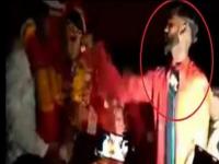 सनकी तरूण कुऱ्हाड घेऊन तिच्या लग्नात पोहोचला, नवरदेवासमोरच नवरीसोबत केला हा कारनामा.... - Marathi News | UP : One sided lover arrived at wedding with an filed sindoor bride in front of groom | Latest crime Photos at Lokmat.com