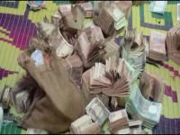 बाबो! भिकाऱ्याच्या खोलीत सापडल्या नोटांनी भरलेल्या दोन पेट्या, रक्कम पाहून सगळेच झाले हैराण.... - Marathi News | Tirupati vigilence seized beggers house in Seshachala Nagar was involved with vip devotee | Latest jarahatke Photos at Lokmat.com