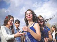 काय सांगता! इथे भरवला जातो नवरींचा बाजार, पैसे देऊन पत्नी खरेदी करतात लोक - Marathi News | Bride market in Bulgaria where men buy teenage girls to get marriage | Latest jarahatke Photos at Lokmat.com