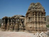 राजस्थानमधील एक असं मंदिर, जिथे रात्री चुकूनही थांबत नाही लोक; कारण वाचून हैराण व्हाल - Marathi News | Know about mysterious Kiradu temple where people do not stop at night | Latest jarahatke Photos at Lokmat.com