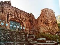 केवळ दिल्लीच नाही तर पाकिस्तानातही आहे लाल किल्ला, तयार व्हायला लागले होते ८७ वर्ष - Marathi News | Red fort of Pakistan also known as Muzaffarabad fort and rutta qila | Latest jarahatke Photos at Lokmat.com