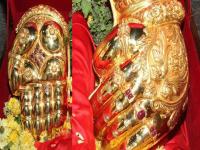 Tirumala : मंदिरात गुप्तपणे दान केले दोन सोन्याचे हात, किंमत अन् वजन वाचाल कर थक्क व्हाल - Marathi News | Tirumala : Gold gloves of worth 3 crores donated silently in the temple | Latest jarahatke Photos at Lokmat.com