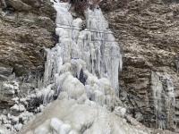 PHOTOS: मनालीमध्ये थंडीचा कहर, मायनस झालं तापमान; गोठू लागले नदी-नाले - Marathi News | Manali temperature in minus river and drains started freezing | Latest jarahatke Photos at Lokmat.com