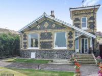 जगातल्या सर्वात जुन्या बंगल्याची केली जात आहे विक्री, सुंदर इतका की बघतच रहाल; जाणून घ्या किंमत - Marathi News | World’s oldest bungalow hits the market that was built in 1874 | Latest jarahatke Photos at Lokmat.com