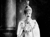 जगातल्या सर्वात श्रीमंत व्यक्तीच्या कंजूसीचे कमाल किस्से, दुसऱ्यांची शिल्लक राहिलेली सिगारेटही ओढायचा! - Marathi News | Interesting story of Nizam of Hyderabad richest person on earth Mir Osman Ali Khan | Latest jarahatke Photos at Lokmat.com