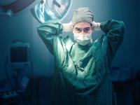 ऑपरेशनवेळी डॉक्टर हिरव्या किंवा निळ्या रंगाचे कपडे का घालतात? तुम्हाला माहीत नसेल कारण... - Marathi News | Why do doctor's wear green or blue scrubs, you should know this | Latest jarahatke Photos at Lokmat.com